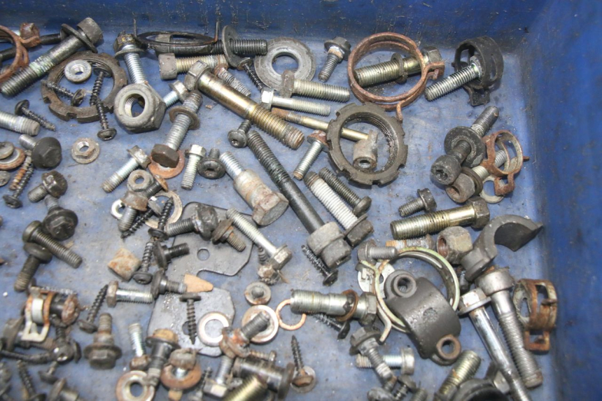 photo de ZAK SCHROEVEN EN BEVESTIGINGSMATERIAAL PEUGEOT SATELIS COMPRESSOR K15 125 (2006 - 2009) - Zoom op gebruiksstaat