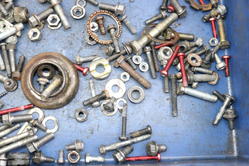 photo de ZAK SCHROEVEN EN BEVESTIGINGSMATERIAAL PEUGEOT TKR TREKKER FURIOUS 50 (2005 - 2014) - Zoom op gebruiksstaat