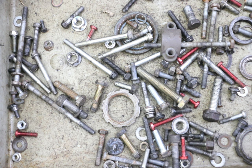 photo de ZAK SCHROEVEN EN BEVESTIGINGSMATERIAAL PEUGEOT TKR TREKKER FURIOUS 50 (2005 - 2014) - Zoom op gebruiksstaat