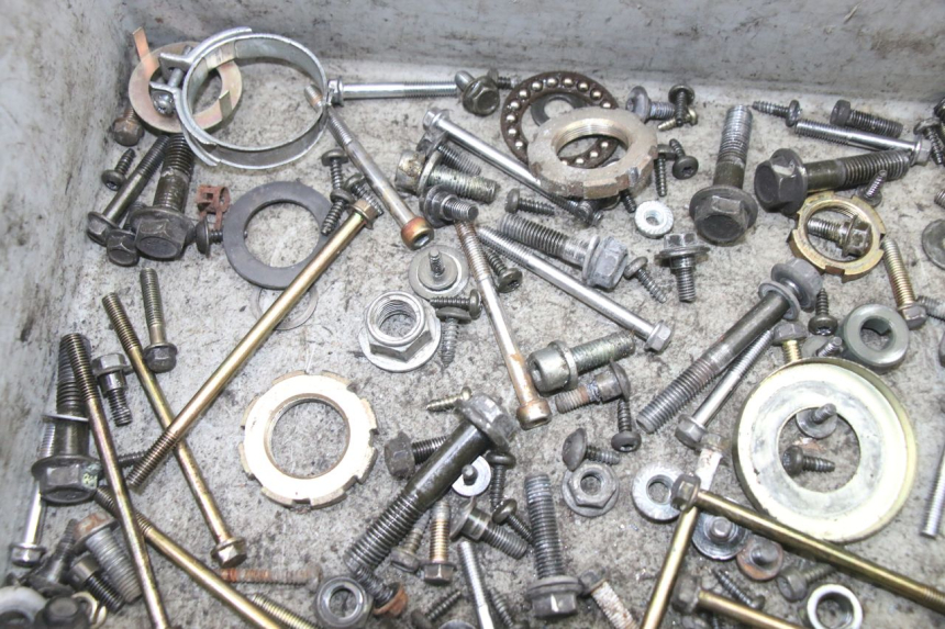 photo de ZAK SCHROEVEN EN BEVESTIGINGSMATERIAAL PEUGEOT VIVACITY 125 (2010 - 2017) - Detail van het onderdeel