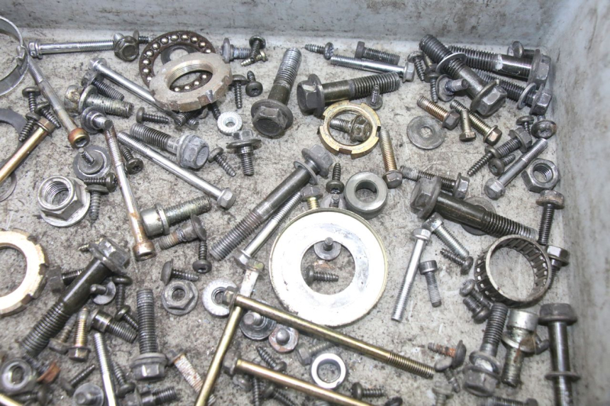 photo de ZAK SCHROEVEN EN BEVESTIGINGSMATERIAAL PEUGEOT VIVACITY 125 (2010 - 2017) - Zoom op gebruiksstaat