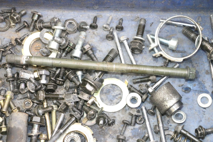 photo de ZAK SCHROEVEN EN BEVESTIGINGSMATERIAAL PEUGEOT VIVACITY 125 (2010 - 2017) - Detail van het onderdeel