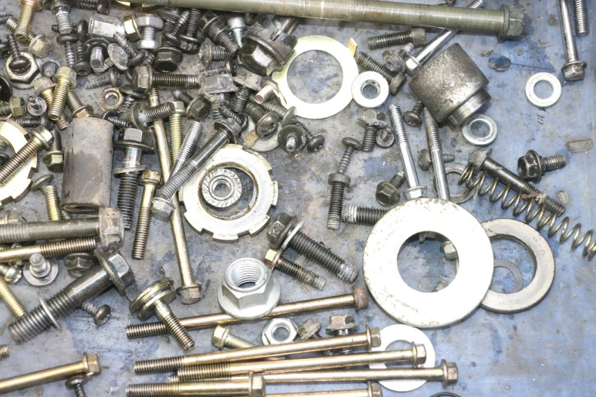 photo de ZAK SCHROEVEN EN BEVESTIGINGSMATERIAAL PEUGEOT VIVACITY 125 (2010 - 2017) - Zoom op gebruiksstaat