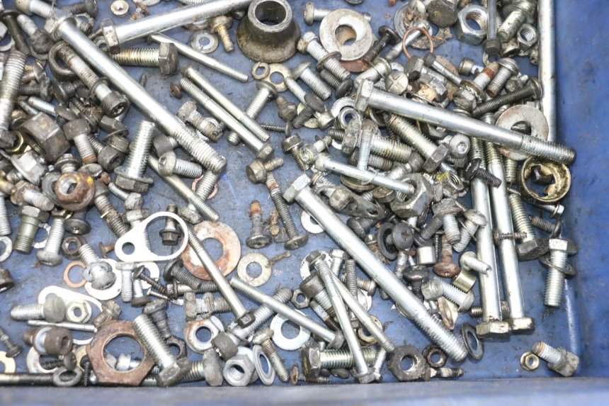 photo de ZAK SCHROEVEN EN BEVESTIGINGSMATERIAAL PIAGGIO MP3 125 (2006 - 2014) - Detail van het onderdeel