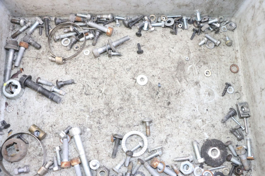 photo de ZAK SCHROEVEN EN BEVESTIGINGSMATERIAAL PIAGGIO VESPA LX IE 125 (2010 - 2012) - Detail van het onderdeel