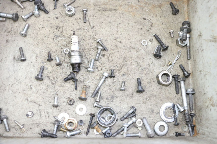 photo de ZAK SCHROEVEN EN BEVESTIGINGSMATERIAAL PIAGGIO ZIP 2T 50 (2009 - 2019) - Detail van het onderdeel