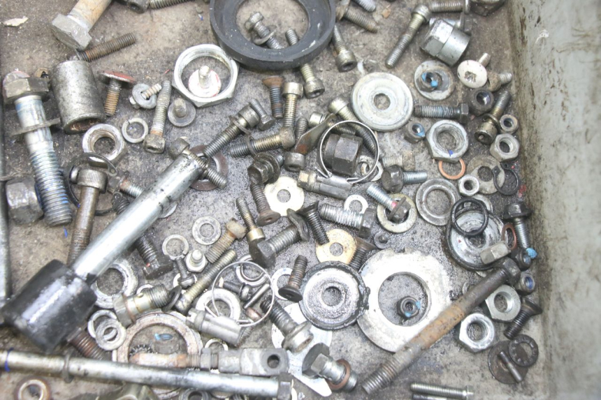 photo de ZAK SCHROEVEN EN BEVESTIGINGSMATERIAAL GILERA RK 50 (1996 - 1999) - Zoom op gebruiksstaat