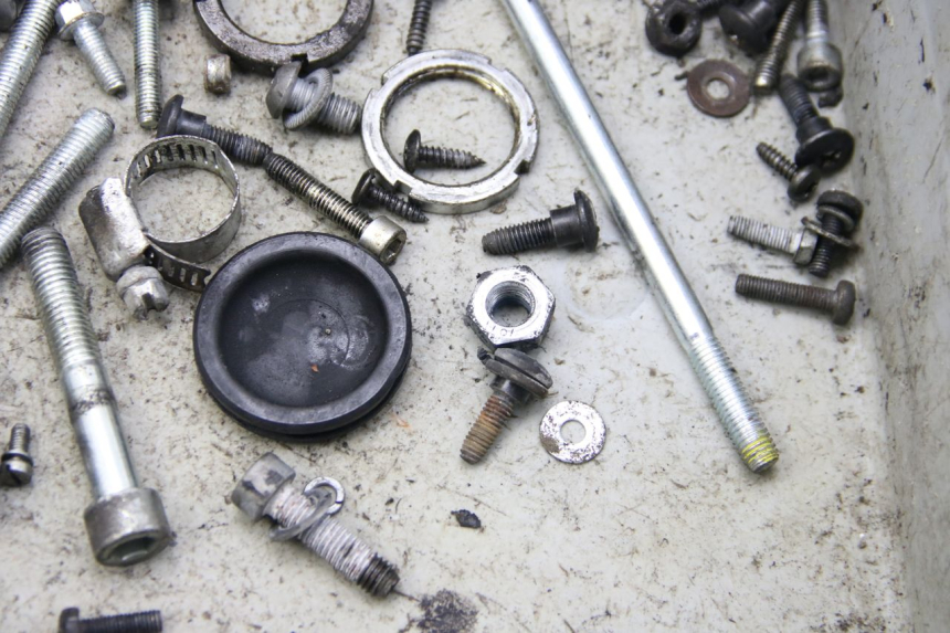 photo de ZAK SCHROEVEN EN BEVESTIGINGSMATERIAAL GILERA RUNNER SP 50 (2009 - 2017) - Andere kijkhoek