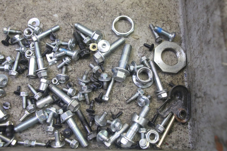 photo de ZAK SCHROEVEN EN BEVESTIGINGSMATERIAAL JM MOTORS SANTANA EVO 50 (2024 - 2026) - Detail van het onderdeel