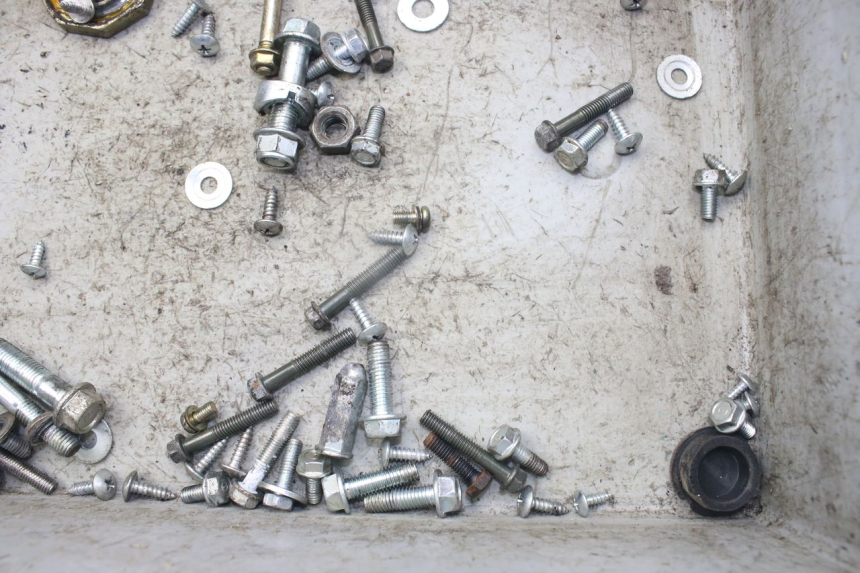 photo de ZAK SCHROEVEN EN BEVESTIGINGSMATERIAAL JM MOTORS SANTANA 50 (2014 - 2023) - Zoom op gebruiksstaat