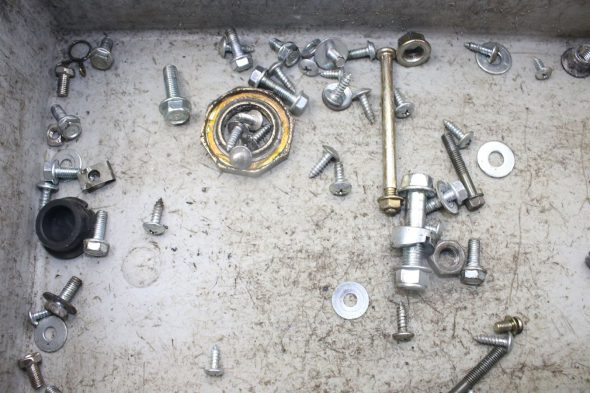 photo de ZAK SCHROEVEN EN BEVESTIGINGSMATERIAAL JM MOTORS SANTANA 50 (2014 - 2023) - Technische close-up