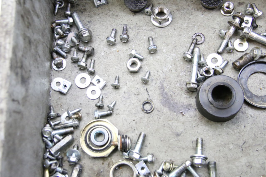 photo de ZAK SCHROEVEN EN BEVESTIGINGSMATERIAAL JM MOTORS SANTANA 50 (2014 - 2023) - Zoom op gebruiksstaat