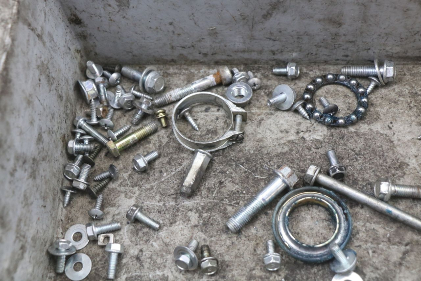 photo de ZAK SCHROEVEN EN BEVESTIGINGSMATERIAAL JM MOTORS SANTANA 50 (2014 - 2023) - Detail van het onderdeel