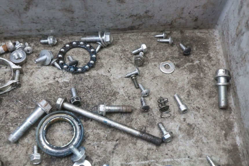 photo de ZAK SCHROEVEN EN BEVESTIGINGSMATERIAAL JM MOTORS SANTANA 50 (2014 - 2023) - Zoom op gebruiksstaat