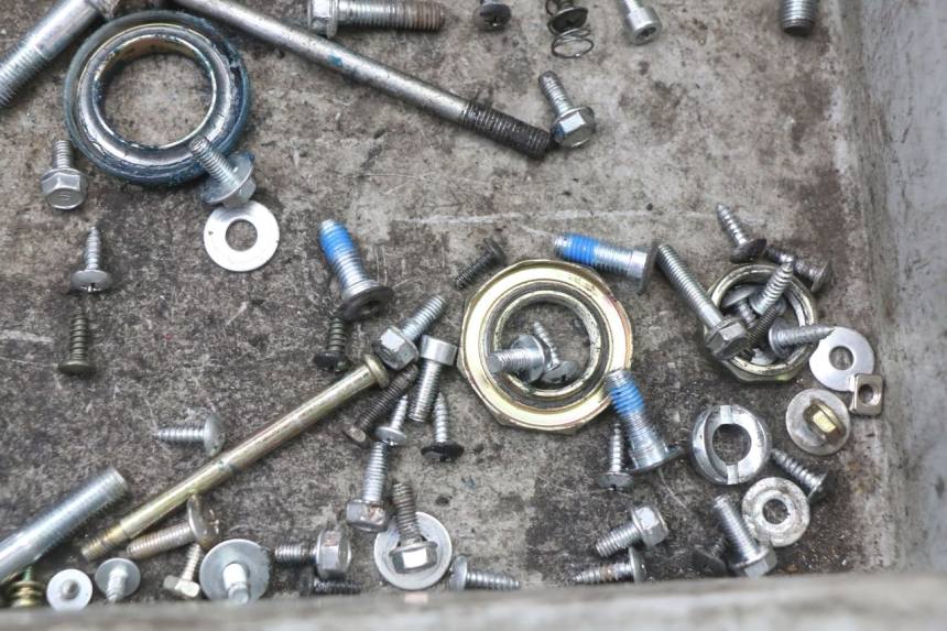 photo de ZAK SCHROEVEN EN BEVESTIGINGSMATERIAAL JM MOTORS SANTANA 50 (2014 - 2023) - Technische close-up