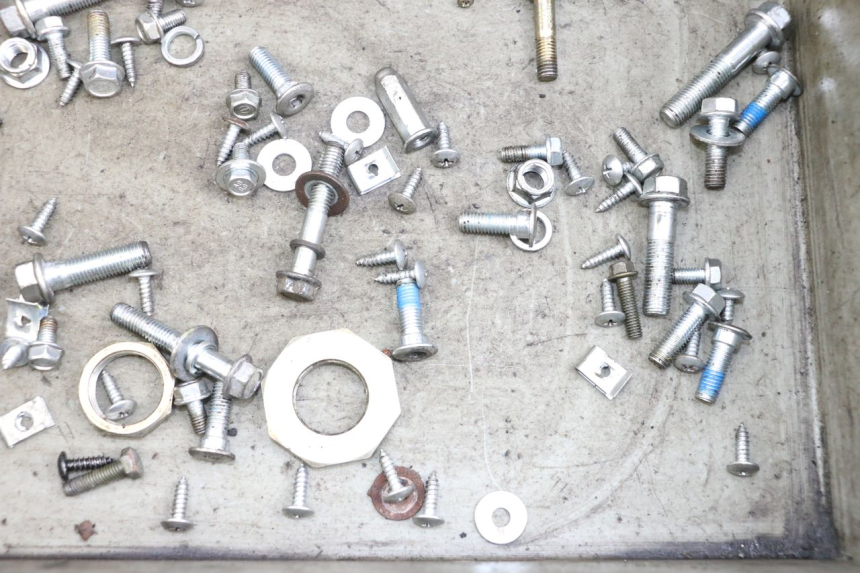 photo de ZAK SCHROEVEN EN BEVESTIGINGSMATERIAAL JM MOTORS SANTANA 50 (2014 - 2023) - Zoom op gebruiksstaat