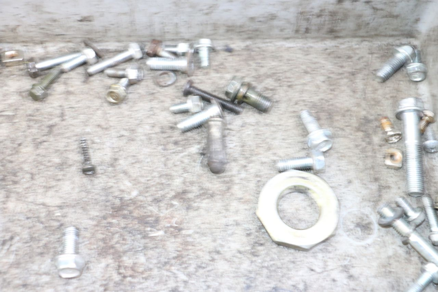 photo de ZAK SCHROEVEN EN BEVESTIGINGSMATERIAAL JM MOTORS SANTANA 50 (2014 - 2023) - Zoom op gebruiksstaat