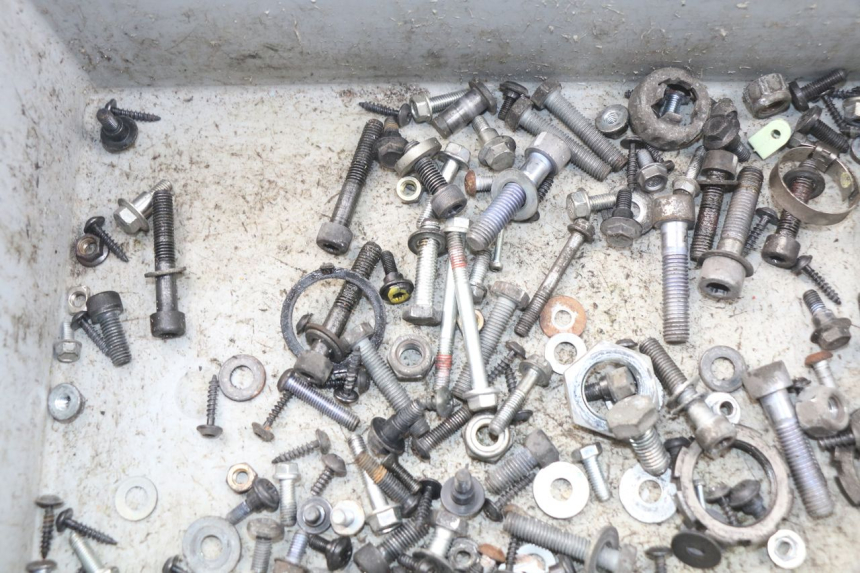 photo de ZAK SCHROEVEN EN BEVESTIGINGSMATERIAAL PEUGEOT SATELIS 300 (2012 - 2015) - Zoom op gebruiksstaat