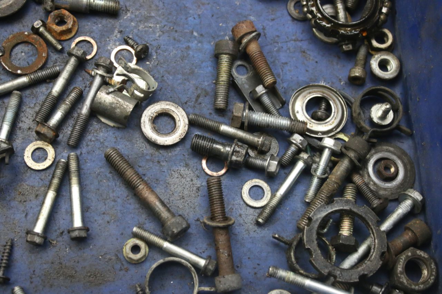 photo de ZAK SCHROEVEN EN BEVESTIGINGSMATERIAAL PEUGEOT SATELIS 125 (2010 - 2012) - Zoom op gebruiksstaat