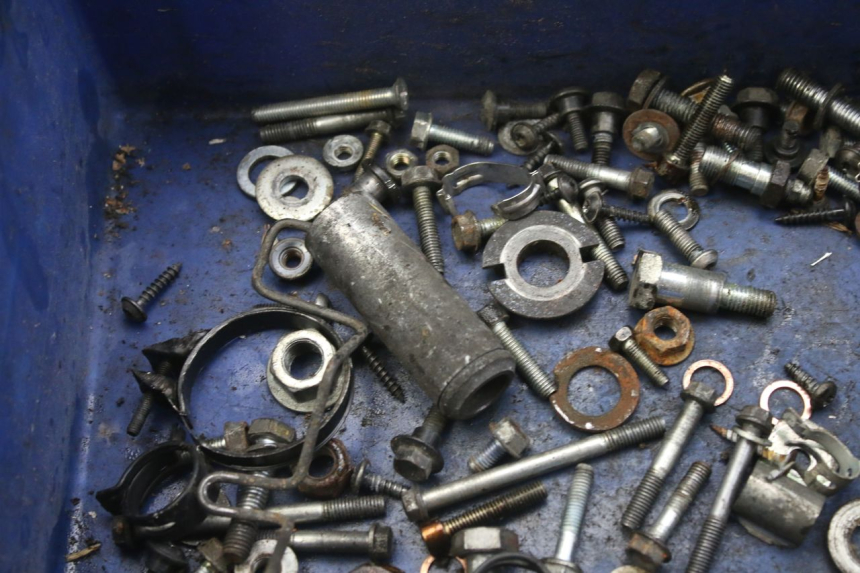 photo de ZAK SCHROEVEN EN BEVESTIGINGSMATERIAAL PEUGEOT SATELIS 125 (2010 - 2012) - Technische close-up