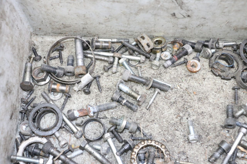 photo de ZAK SCHROEVEN EN BEVESTIGINGSMATERIAAL PEUGEOT SATELIS 125 (2013 - 2018) - Detail van het onderdeel