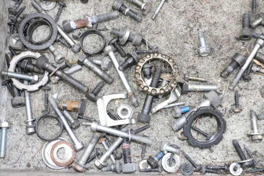 photo de ZAK SCHROEVEN EN BEVESTIGINGSMATERIAAL PEUGEOT SATELIS 125 (2013 - 2018) - Zoom op gebruiksstaat