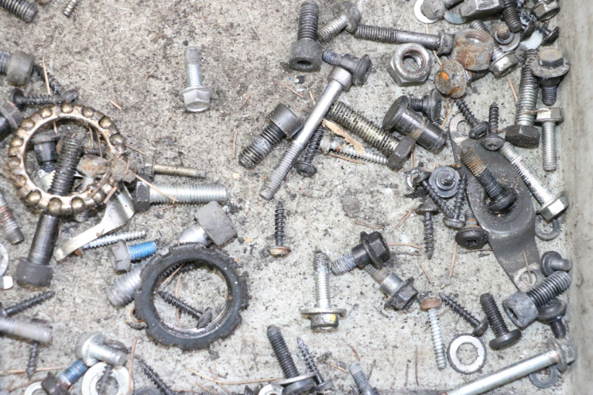 photo de ZAK SCHROEVEN EN BEVESTIGINGSMATERIAAL PEUGEOT SATELIS 125 (2013 - 2018) - Andere kijkhoek