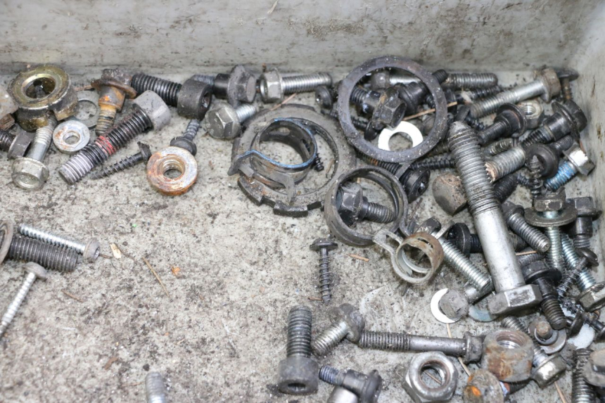 photo de ZAK SCHROEVEN EN BEVESTIGINGSMATERIAAL PEUGEOT SATELIS 125 (2013 - 2018) - Technische close-up