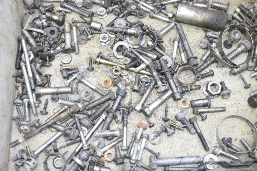 photo de ZAK SCHROEVEN EN BEVESTIGINGSMATERIAAL PEUGEOT SATELIS 125 (2013 - 2018) - Detail van het onderdeel