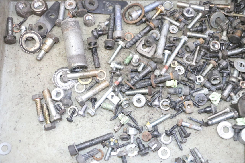 photo de ZAK SCHROEVEN EN BEVESTIGINGSMATERIAAL PEUGEOT SATELIS 125 (2013 - 2018) - Detail van het onderdeel