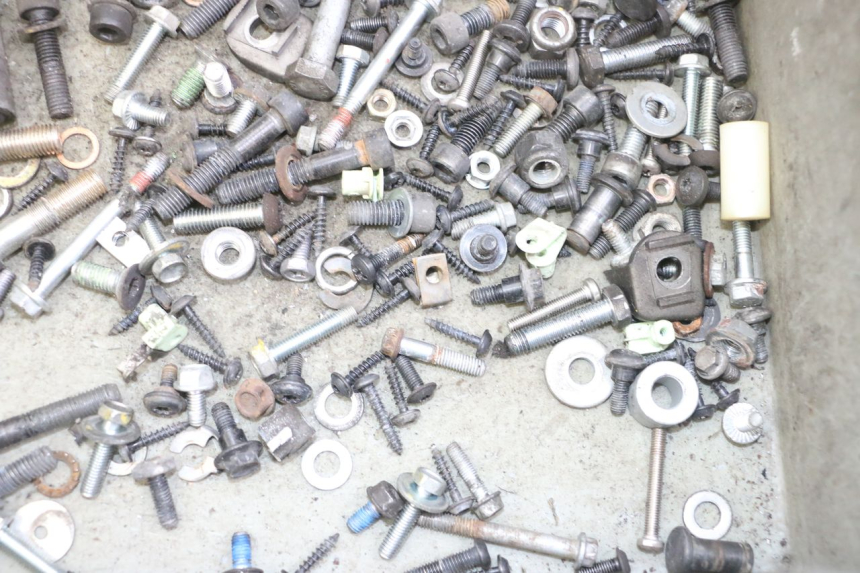 photo de ZAK SCHROEVEN EN BEVESTIGINGSMATERIAAL PEUGEOT SATELIS 125 (2013 - 2018) - Zoom op gebruiksstaat