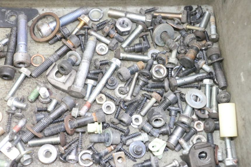 photo de ZAK SCHROEVEN EN BEVESTIGINGSMATERIAAL PEUGEOT SATELIS 125 (2013 - 2018) - Andere kijkhoek