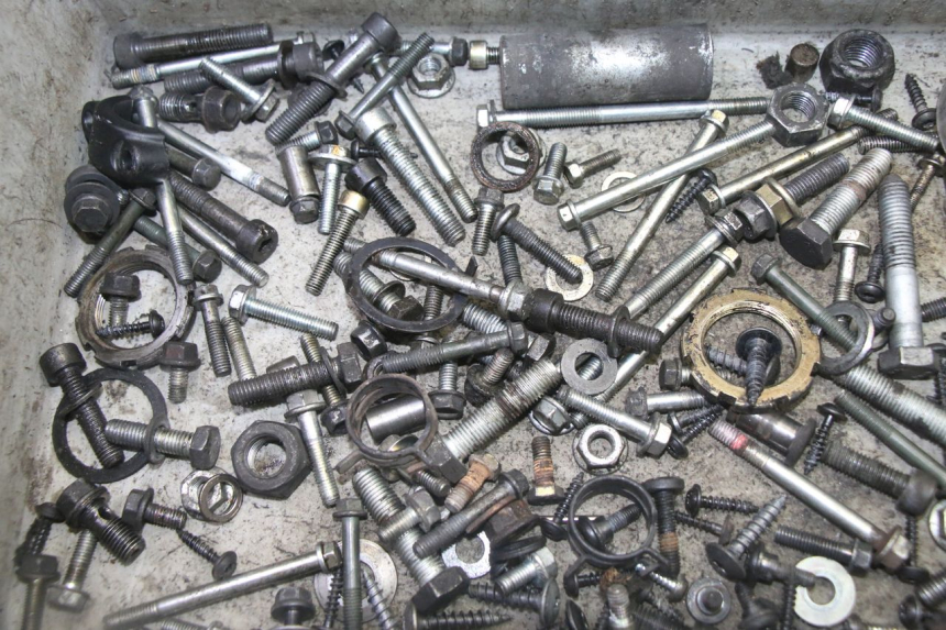 photo de ZAK SCHROEVEN EN BEVESTIGINGSMATERIAAL PEUGEOT SATELIS 125 (2013 - 2018) - Detail van het onderdeel