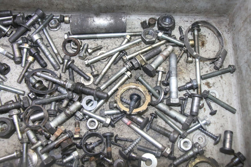 photo de ZAK SCHROEVEN EN BEVESTIGINGSMATERIAAL PEUGEOT SATELIS 125 (2013 - 2018) - Zoom op gebruiksstaat