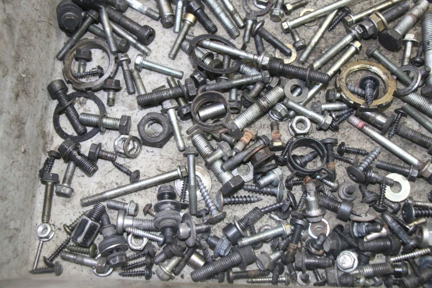 photo de ZAK SCHROEVEN EN BEVESTIGINGSMATERIAAL PEUGEOT SATELIS 125 (2013 - 2018) - Andere kijkhoek