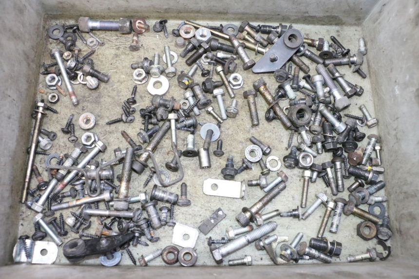 photo de ZAK SCHROEVEN EN BEVESTIGINGSMATERIAAL PEUGEOT SATELIS 125 (2010 - 2012) - Hoofdaanzicht