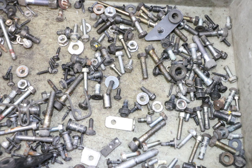 photo de ZAK SCHROEVEN EN BEVESTIGINGSMATERIAAL PEUGEOT SATELIS 125 (2010 - 2012) - Detail van het onderdeel