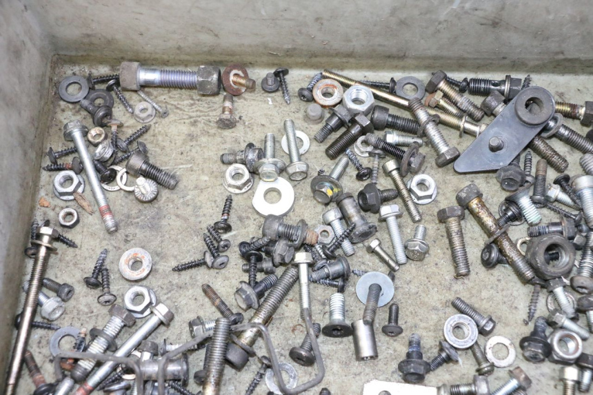 photo de ZAK SCHROEVEN EN BEVESTIGINGSMATERIAAL PEUGEOT SATELIS 125 (2010 - 2012) - Zoom op gebruiksstaat