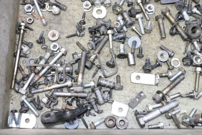 photo de ZAK SCHROEVEN EN BEVESTIGINGSMATERIAAL PEUGEOT SATELIS 125 (2010 - 2012) - Andere kijkhoek