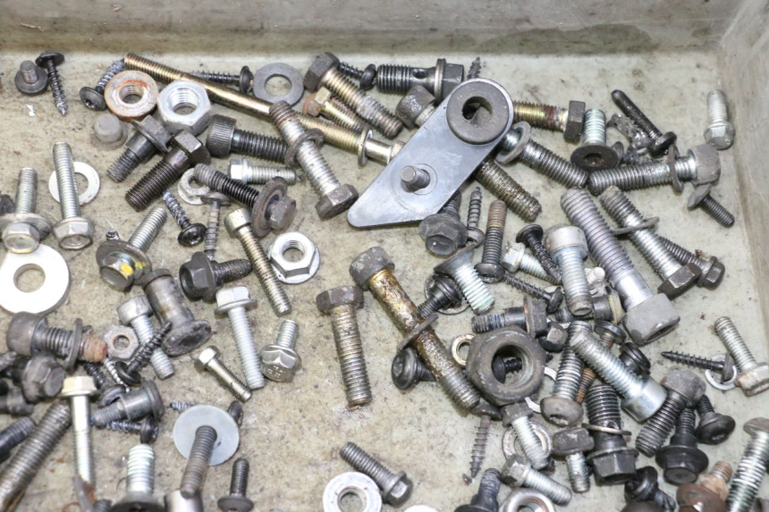 photo de ZAK SCHROEVEN EN BEVESTIGINGSMATERIAAL PEUGEOT SATELIS 125 (2010 - 2012) - Overzicht