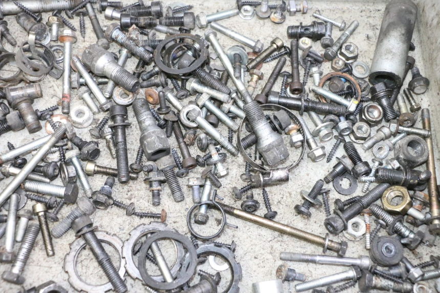 photo de ZAK SCHROEVEN EN BEVESTIGINGSMATERIAAL PEUGEOT SATELIS 125 (2013 - 2018) - Detail van het onderdeel