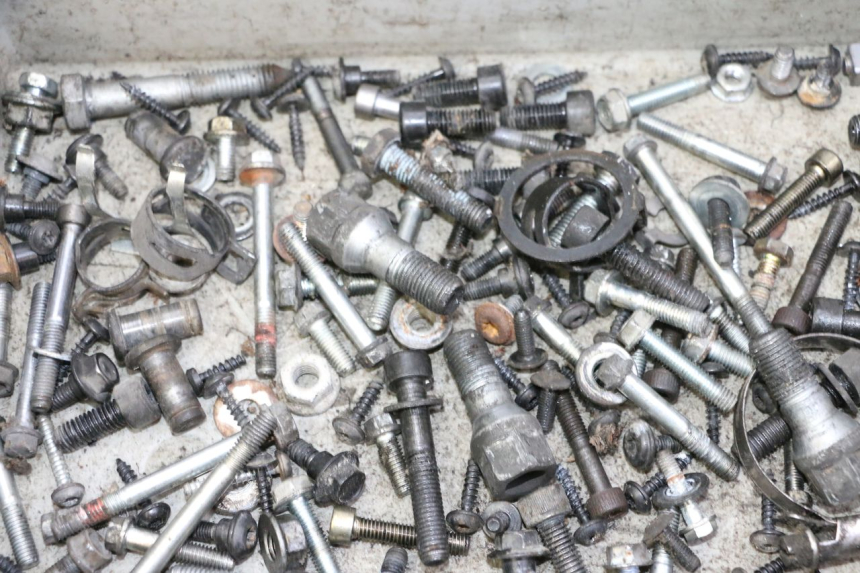 photo de ZAK SCHROEVEN EN BEVESTIGINGSMATERIAAL PEUGEOT SATELIS 125 (2013 - 2018) - Zoom op gebruiksstaat