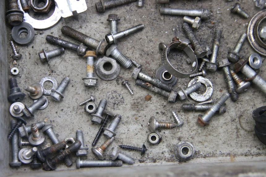 photo de ZAK SCHROEVEN EN BEVESTIGINGSMATERIAAL APRILIA SCARABEO 4T 50 (2009 - 2017) - Detail van het onderdeel