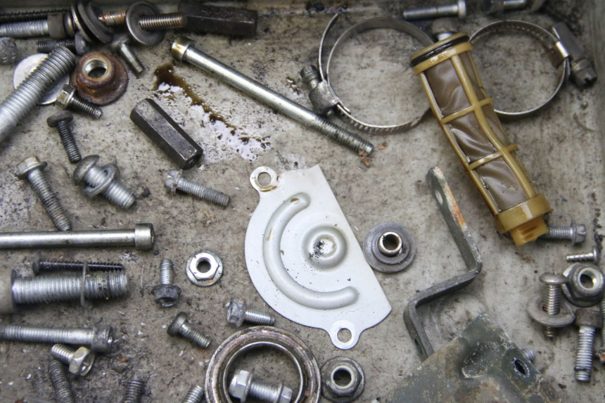 photo de ZAK SCHROEVEN EN BEVESTIGINGSMATERIAAL APRILIA SCARABEO 4T 50 (2009 - 2017) - Andere kijkhoek