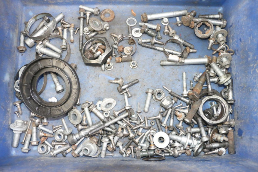 photo de ZAK SCHROEVEN EN BEVESTIGINGSMATERIAAL APRILIA SCARABEO GT TOURING 125 (1999 - 2005) - Hoofdaanzicht