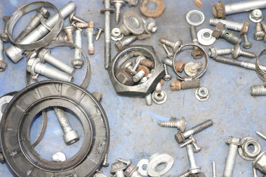 photo de ZAK SCHROEVEN EN BEVESTIGINGSMATERIAAL APRILIA SCARABEO GT TOURING 125 (1999 - 2005) - Detail van het onderdeel