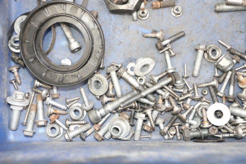 photo de ZAK SCHROEVEN EN BEVESTIGINGSMATERIAAL APRILIA SCARABEO GT TOURING 125 (1999 - 2005) - Zoom op gebruiksstaat