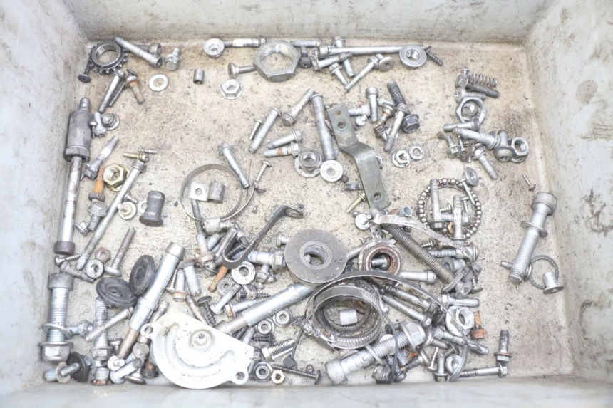 photo de ZAK SCHROEVEN EN BEVESTIGINGSMATERIAAL APRILIA SCARABEO 100 (2003 - 2012) - Hoofdaanzicht