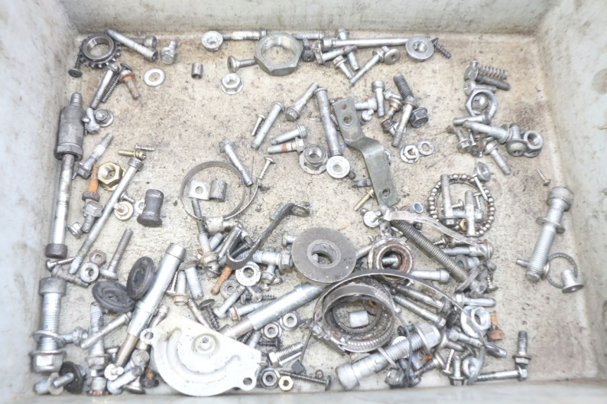 photo de ZAK SCHROEVEN EN BEVESTIGINGSMATERIAAL APRILIA SCARABEO 100 (2003 - 2012) - Detail van het onderdeel