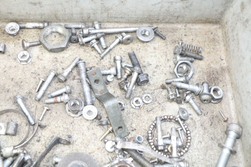 photo de ZAK SCHROEVEN EN BEVESTIGINGSMATERIAAL APRILIA SCARABEO 100 (2003 - 2012) - Andere kijkhoek